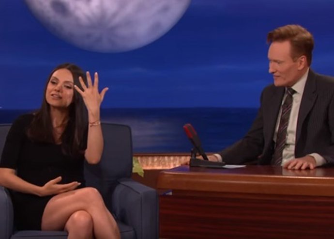 Mila Kunis junto a Conan O'Brien