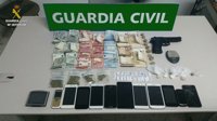 Desmantelado un punto de venta de droga en una vivienda de Los Palacios y cuatro detenidos