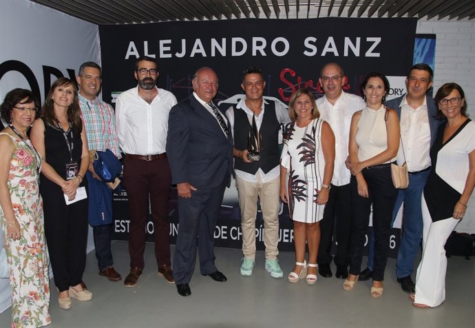 Reconocimiento a Alejandro Sanz en Cádiz