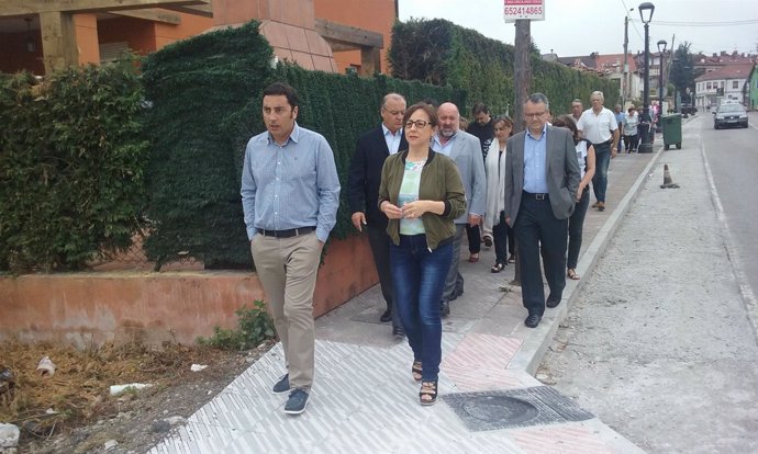 Belén Fernández visita las obras de la carretera de Lugo de Llanera a Silvota. 