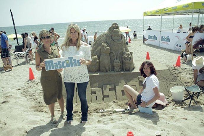 Asistentes al evento para mascotas en la doggy beach de Alicante