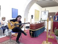 José Menese recibe el adiós de sus vecinos en su capilla ardiente en La Puebla de Cazalla