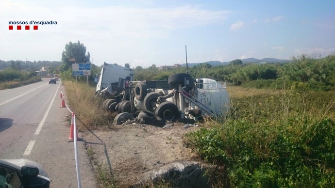 Camión accidentado en Sant Miquel d'Olèrdola