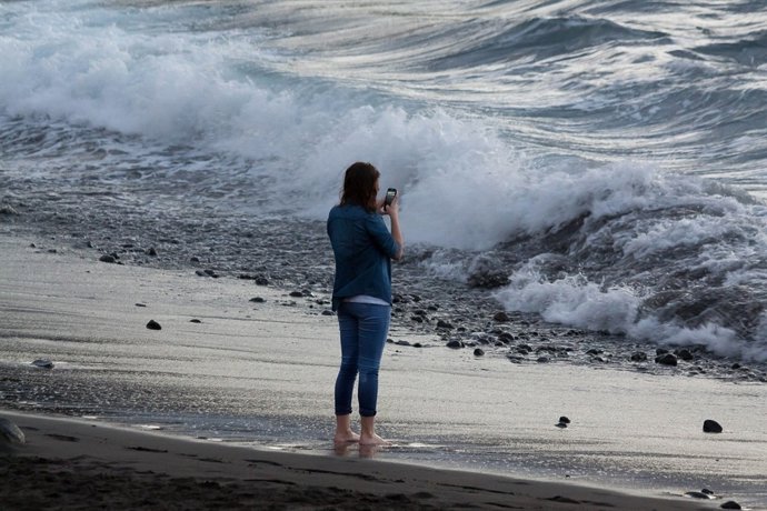 Teléfono móvil playa smartphone vacaciones verano