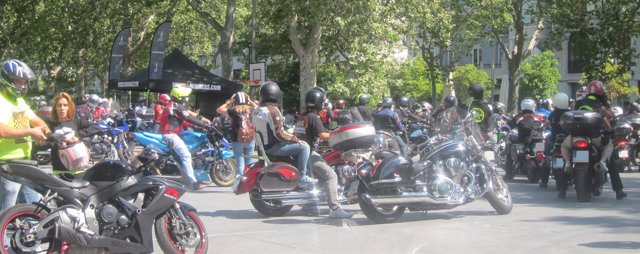 Cientos de motoristas se dan cita en Valladolid dentro de la gira 'Sin Riders'