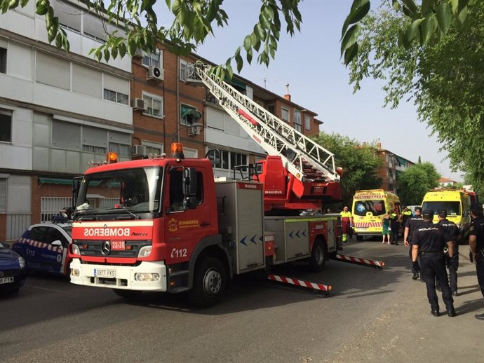 Bomberos en el incendio de Alcalá