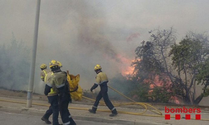 Agentes de bomberos trabajan en un fuego en Barberà del Vallès