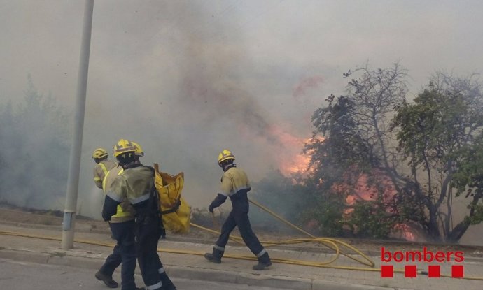 Agentes de bomberos trabajan en un fuego en Barberà del Vallès