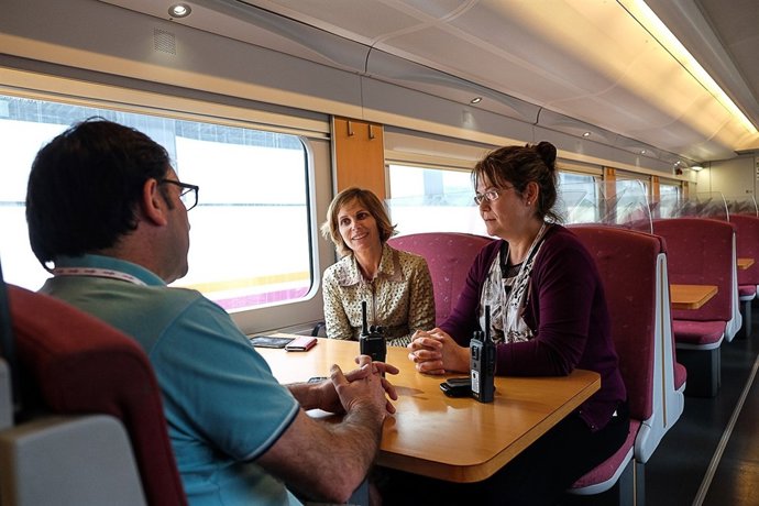 La directora de Turismo, Nava Castro, en el Tren del Peregrino a su llegada