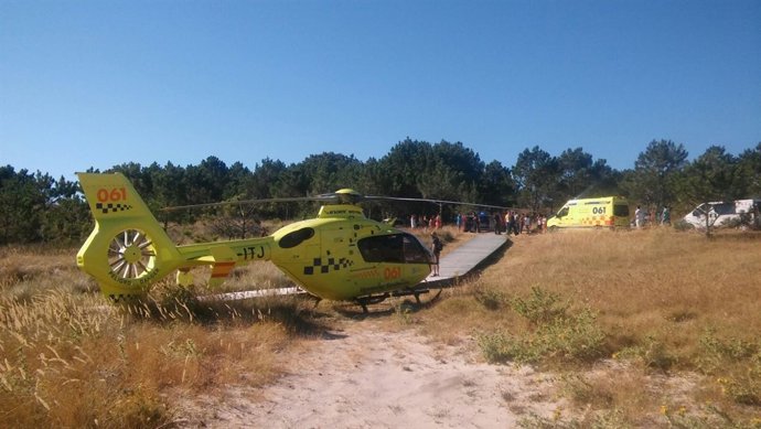 Servicios de emergencia trasaladados a la Playa de Pinisqueira, en Ribeira