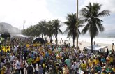 Foto: Cientos de personas piden la expulsión de Rousseff en la playa de Copacabana