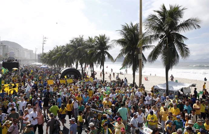 Manifestaciones en la playa de Copacabana (Río)
