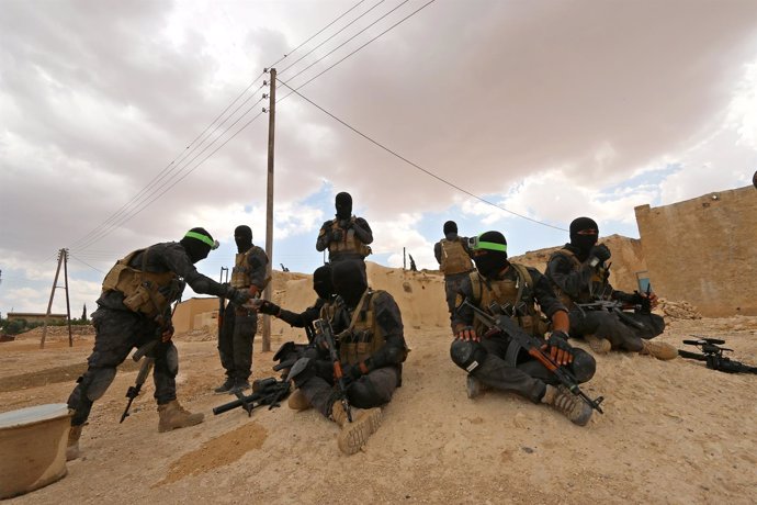 Efectivos de las Fuerzas de Defensa Sirias (SDF) en la ofensiva por Manbij