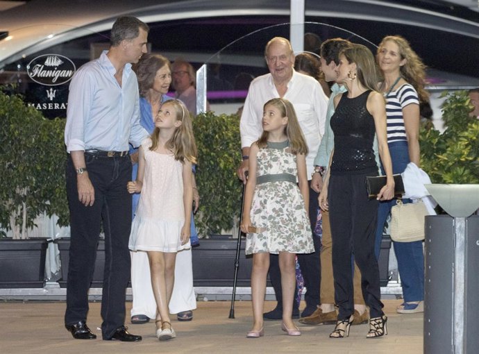 LA FAMILIA REAL AL COMPLETO DE CENA EN MALLORCA
