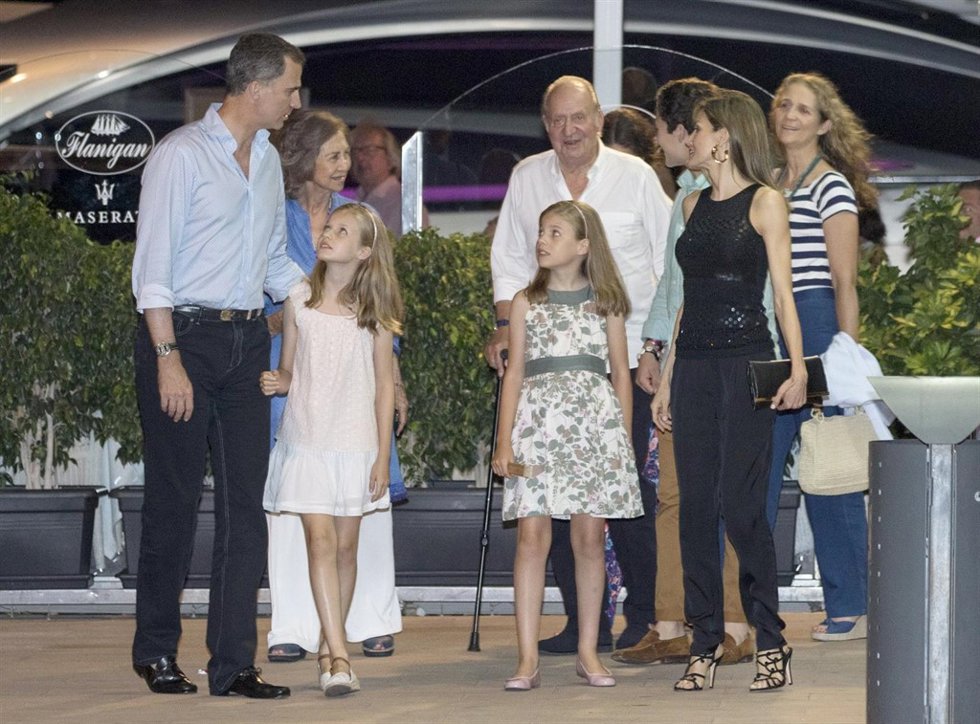 LA FAMILIA REAL AL COMPLETO DE CENA EN MALLORCA