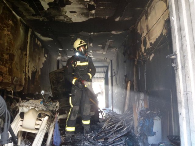 Un bombero inspecciona el garaje incendiado