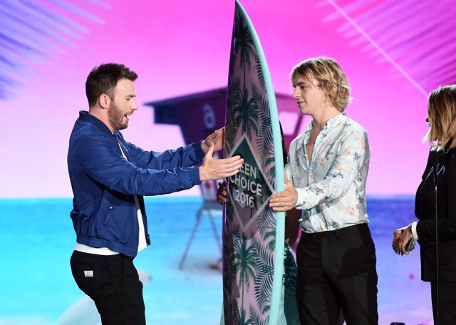 Chris Evans recogiendo su premio en los Teen Choice Awards 2016