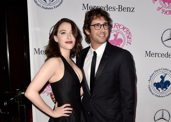 Kat Dennings y Josh Groban/ Getty