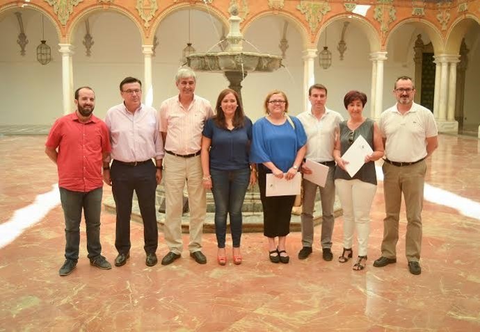 Carrillo (izda.) y alcaldes, tras la firma de los convenios