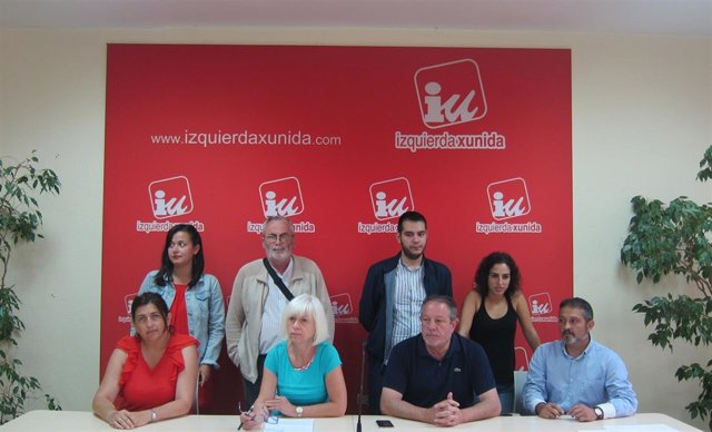 La diputada de IU Concha Masa, junto con otros representantes de Ayuntamientos.