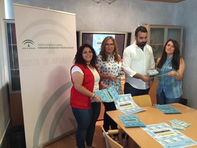 Luna (centro) y Mayoral durante la presentación de la campaña