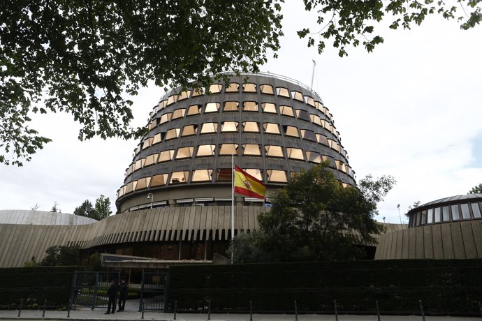 La bandera de España ondea en el Tribunal Constitucional