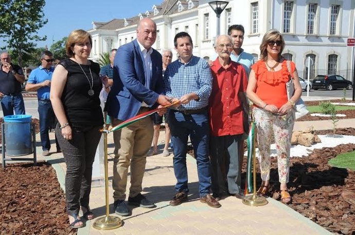Ruiz (izda.) y Expósito (centro) durante la inauguración de la plaza