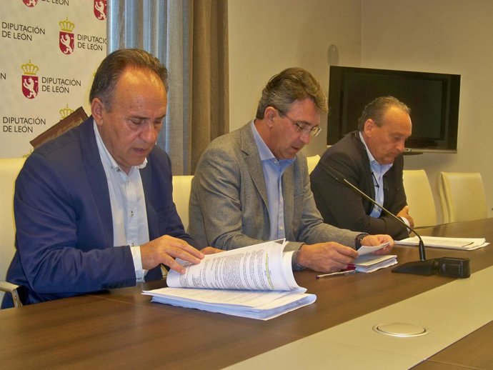 Juan Martínez Majo, en el centro, presenta las inversiones en colegios rurales.