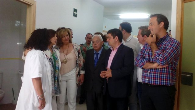 Reyes (2d), en la visita al centro María Mackay.