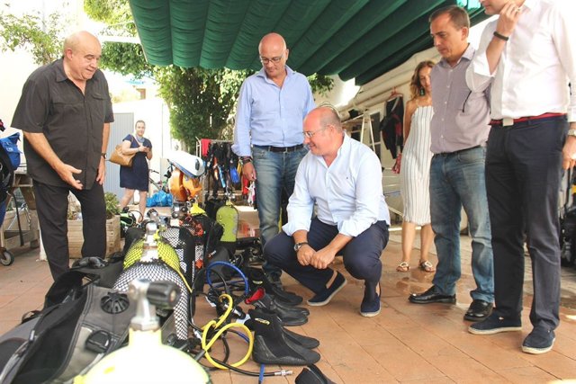 Pedro Antonio Sánchez visita un centro de buceo