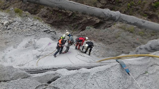 Imagen de los trabajos de reparación de la carretera de Teno