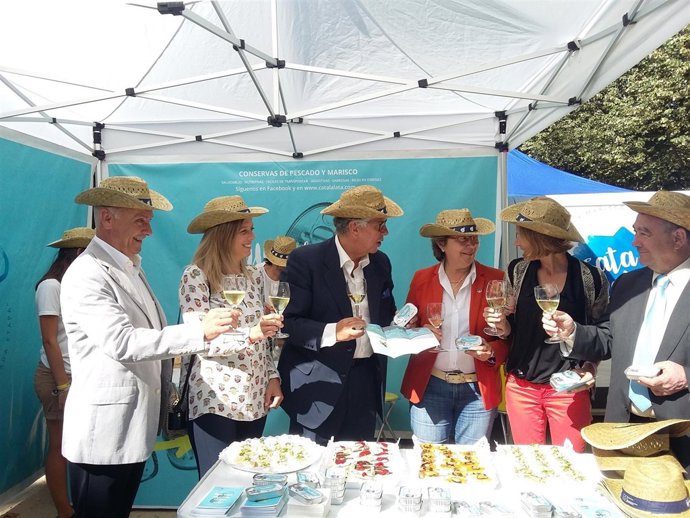 La conselleira do Mar y la directora de Turismo en la degustación en Santiago