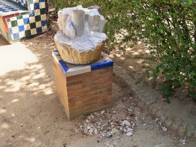 Imagen de uno de los capitales rotos.