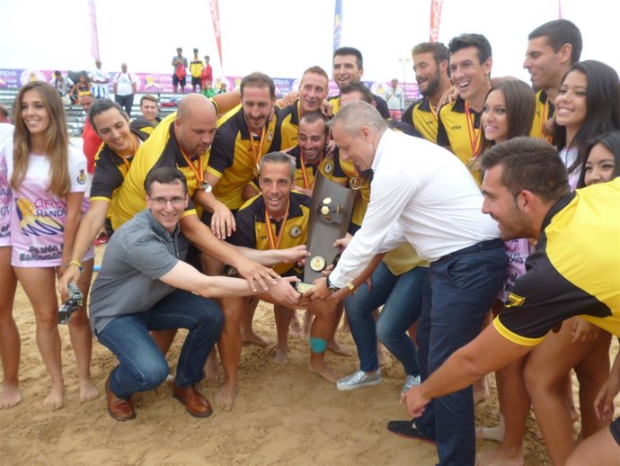Celebración del triunfo en el Campeonato de España de Balonmano Playa