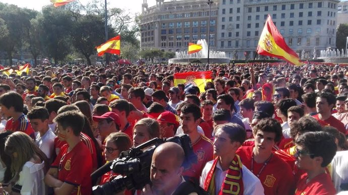 Concentración de aficionados de la selección española en Barcelona