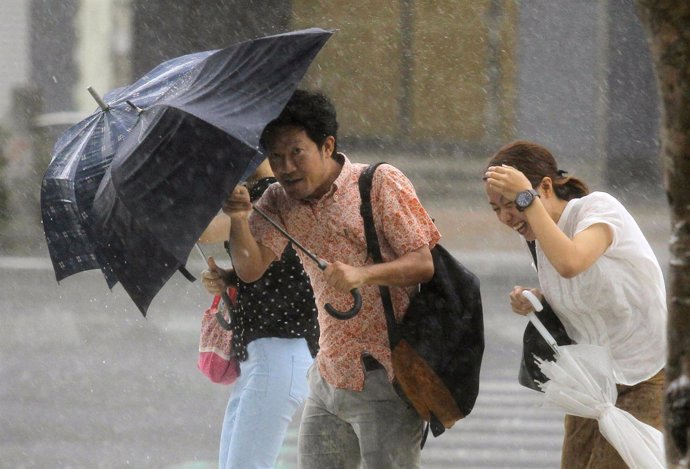 Ciudadanos sufriendo los efectos del tifón de Filipinas