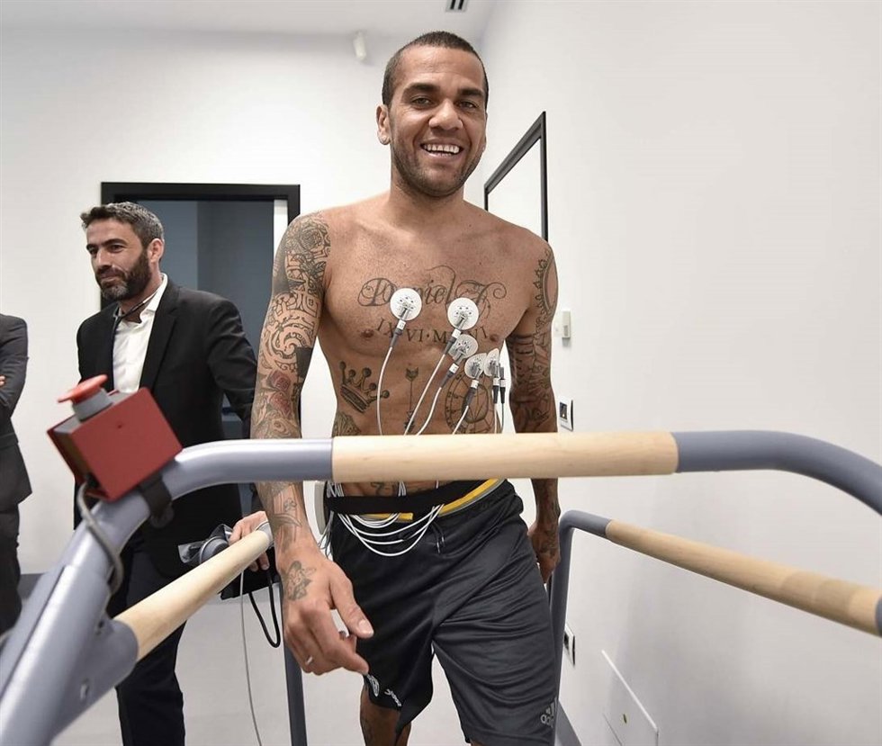 Dani Alves pasa reconocimiento médico con la Juventus