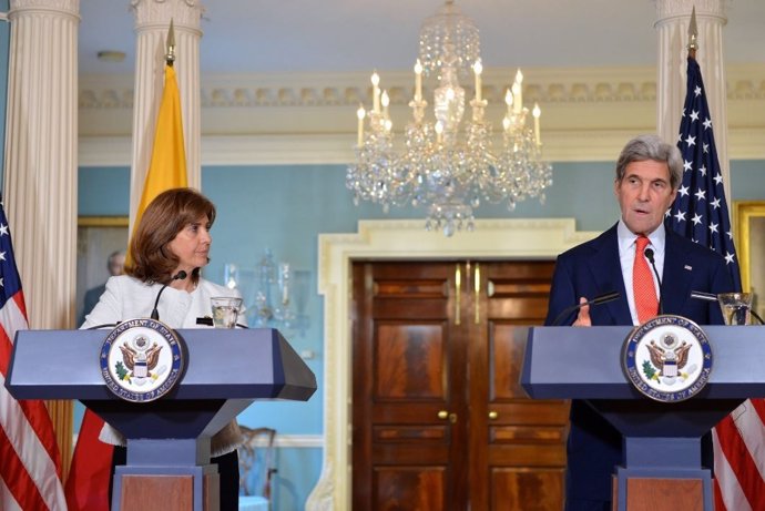 John Kerry y María Ángela Holguín