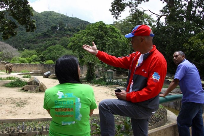 Ministro de Ecosocialismo, Ernesto Paiva, visita el zoo de Caricuao, en Caracas