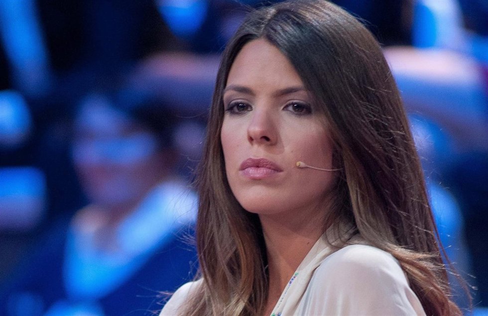 LAURA MATAMOROS MIRA DESAFIANTE DESDE EL PALTÓ DE TELECINCO