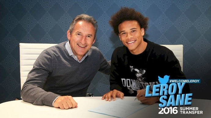 Leroy Sane y Begiristain con el Manchester City