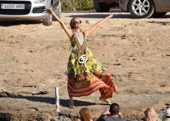 PARIS HILTON POSA PARA UN AMIGO CON LOS BRAZOS LEVANTADOS Y MUY FELIZ