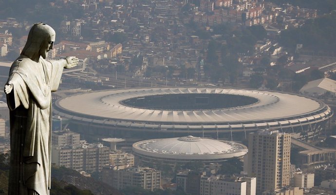 Vista del estadio de Maracaná y del Cristo Redentor en Río de Janeiro