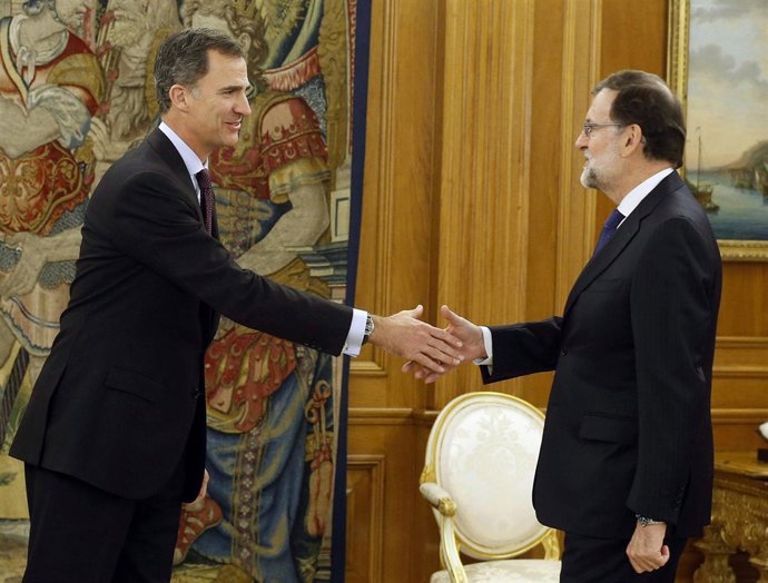 El rey Felipe VI recibe en audiencia en el Palacio de la Zarzuela a Rajoy