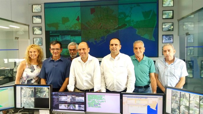 Echávarri, en el centro, con los responsables del proyecto Alicante se mueve