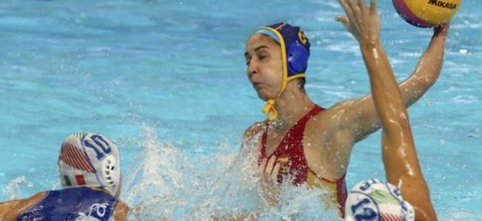 Pili Peña lanza a portería en el Europeo de waterpolo
