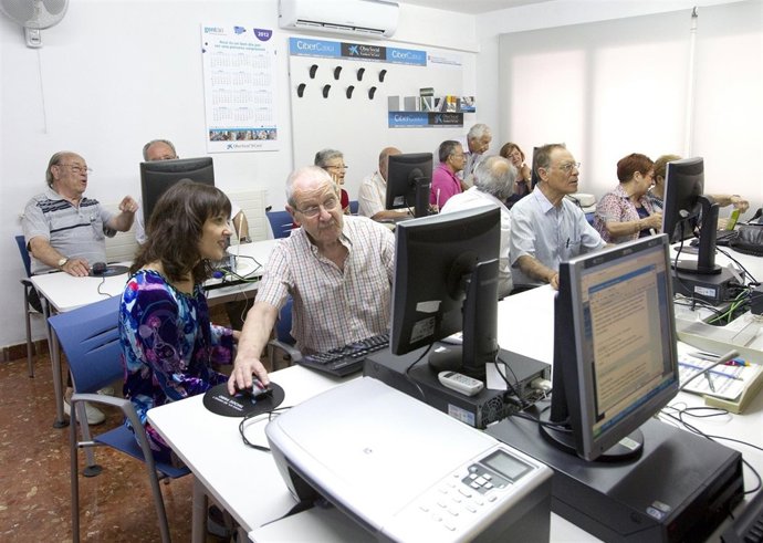 El programa de Mayores de OS la Caixa fomenta también conocimientos informáticos