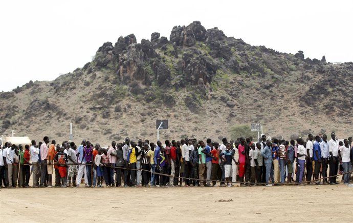 Refugiados de Sudán del Sur hacen cola para celebrar el Día de los Refugiados.