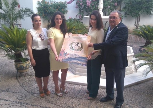 Gómez (centro) durante la presentación de 'Specula'