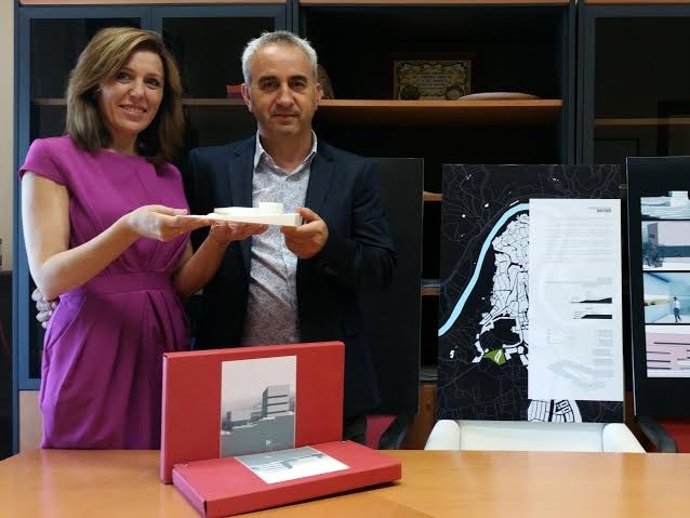 Izquierdo hace entrega del proyecto a Romero